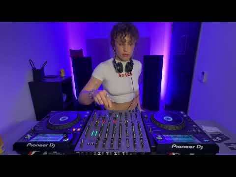 Ugne Sync I Survibe DJ Booth