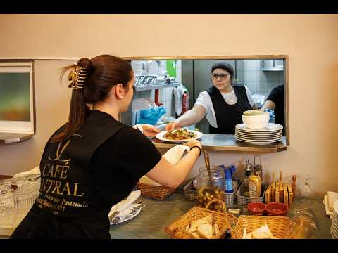 Vídeo da maré cheia sobre Café Central