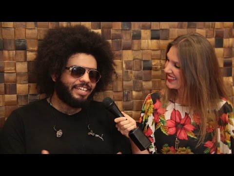 O sanfoneiro Mestrinho conversa com Alexandra Makowski