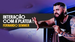FERNANDO SEMMER INTERAGINDO COM O PÚBLICO DO CURITIBA COMEDY CLUB