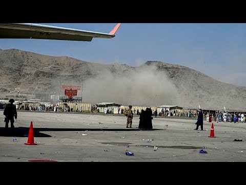 شاهد أفغان يتشبثون بعجلات طائرة أثناء إقلاعها وسقوط شخصين…
