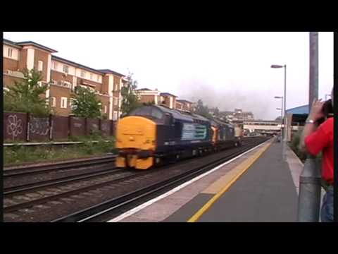 DRS 37682 & 37087 open up through Kensington Olympia working 6M95 25/05/2010