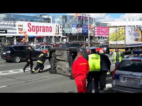 Dachowanie Peugeota po kolizji z betoniarką na Al. Jerozolimskich.