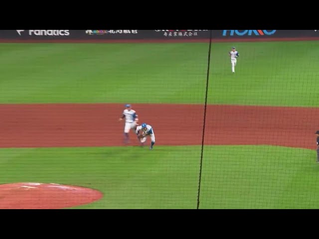 【9回表】ファイターズ・細川凌平 ランニングスローでアウトにするファインプレー!! 2024年9月29日 北海道日本ハムファイターズ 対 福岡ソフトバンクホークス