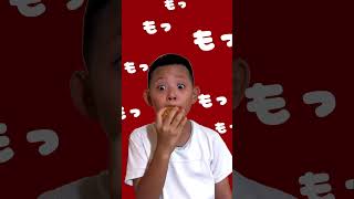 マッシュルの真似してシュークリームを食べるブルー。シュークリームはホーチミンのファミマでも売ってた！