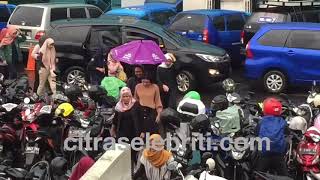 Download lagu Iqbal Ramadan hujan -hujanan, Vanesha Priscilla dipayungi mp3