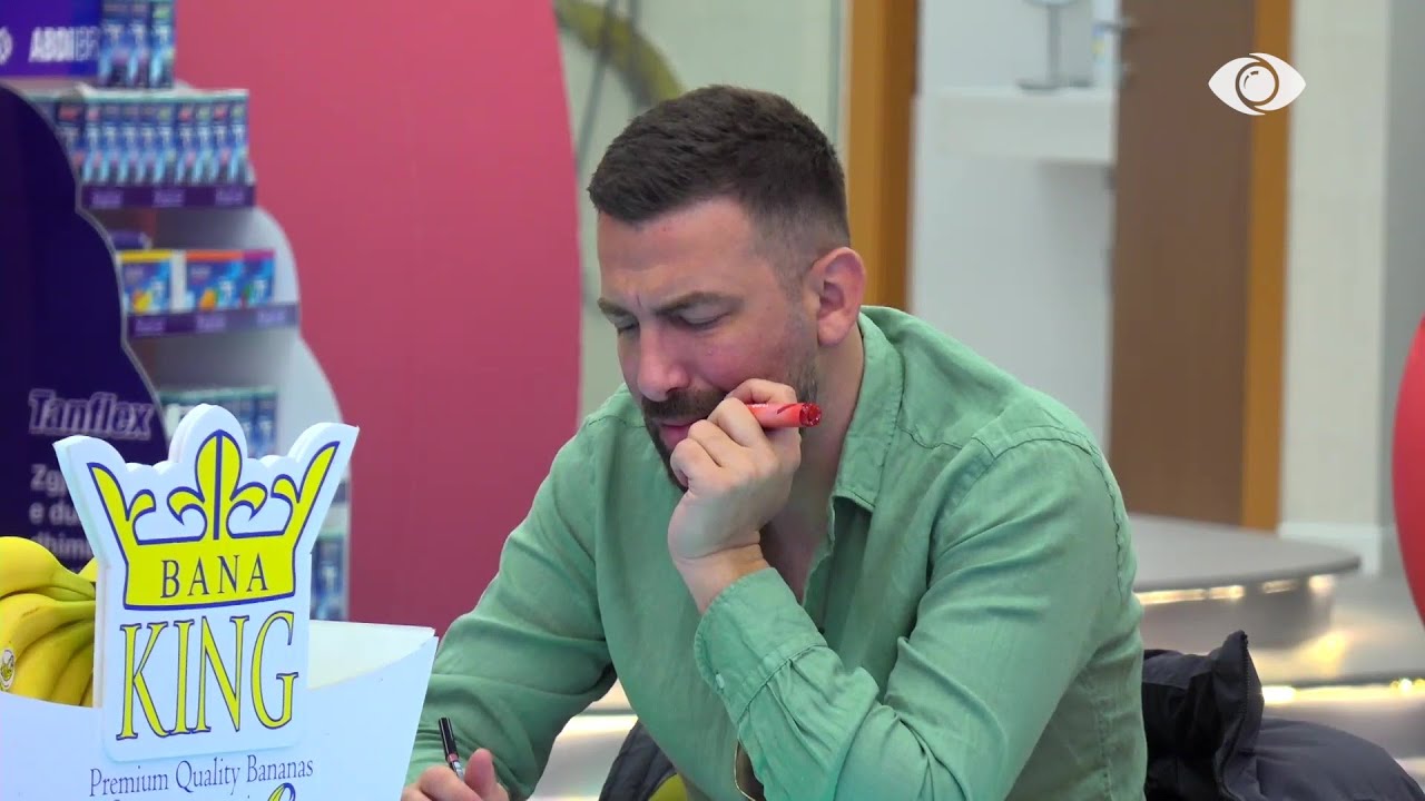 Kelly krijon këngë brenda shtëpisë së 'Big Brother'