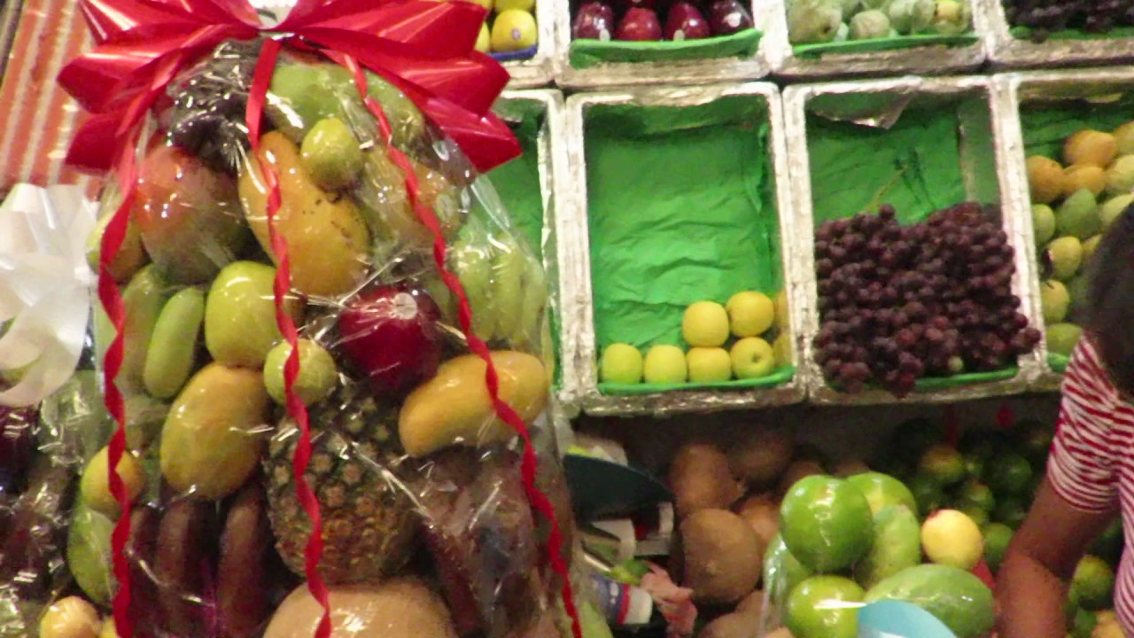 Tradicional canasta de frutas como ofrenda para los padrinos
