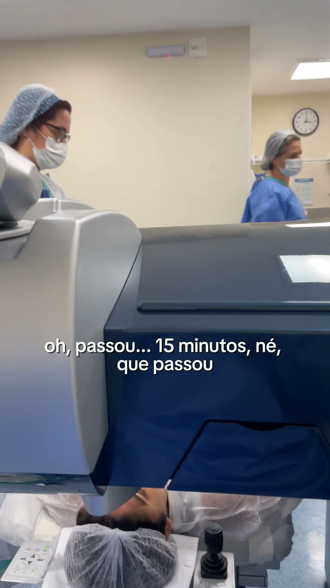 Paciente após cirurgia refrativa LASIK com resultado imediato