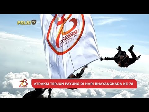 ATRAKSI TERJUN PAYUNG ANGGOTA POLRI