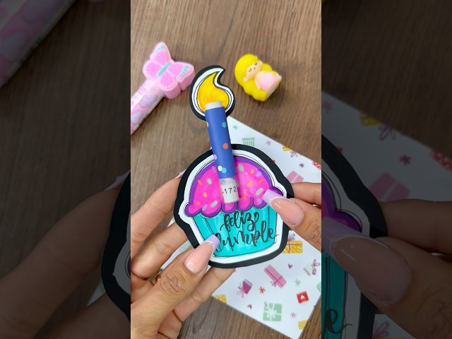 Vídeo relacionado con AYVRUOP 55 Piezas de Tarjetas Fotográficas de Personajes KP, Acompañado de dos Colgantes Acrílicos con los Personajes,Regalo de Cumpleaños para los Fans