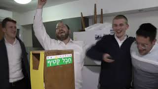 ועוד יותר טוב – ריקוד קצר לאחר שיעור (הרב עדיאל שפיגל) - התמונה מוצגת ישירות מתוך אתר האינטרנט יוטיוב. זכויות היוצרים בתמונה שייכות ליוצרה. קישור קרדיט למקור התוכן נמצא בתוך דף הסרטון