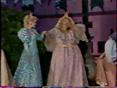 Iveta bartošová a Helena Růžičková - Rozvíjej se poupátko (1989)