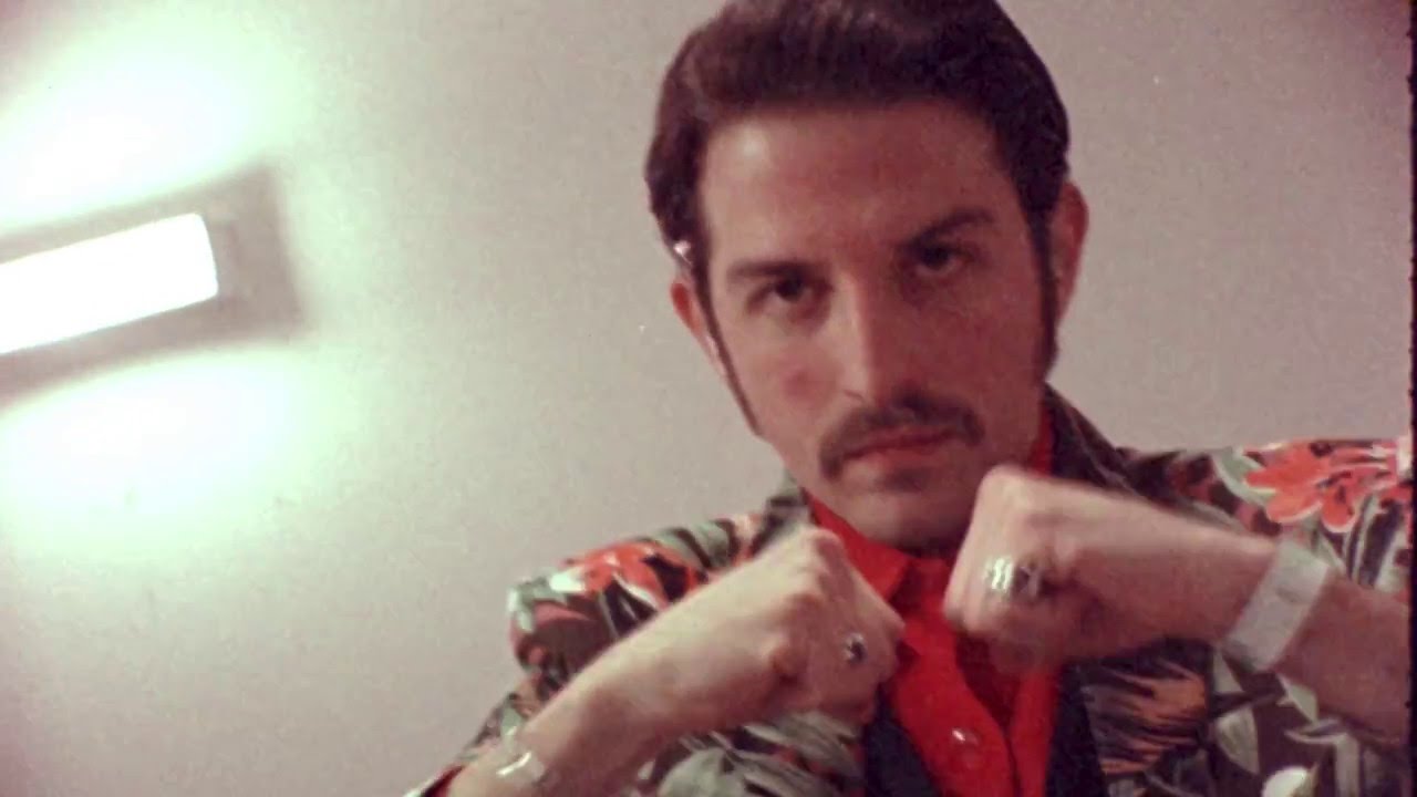 Poner al rock de moda. Trailer oficial.