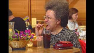 In Branson Missouri wordt de tafel hoger naarmate er meer mensen eten 2001 grappige humor