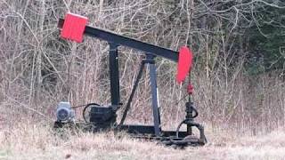 preview picture of video 'Small Rockdale Texas Oil Well'