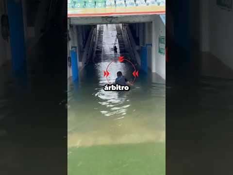 Se inundó toda la cancha pero el árbitro quería que se jugara el partido ASÍ