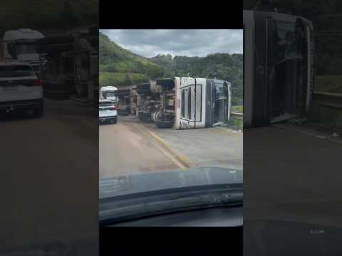 Caminhão Tombado Chama Atenção em Santa Maria de Jetibá; Vídeo Surpreende Motoristas