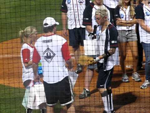 Carrie Underwood and Mike Fisher - City of Hope Softball Challenge Part  2