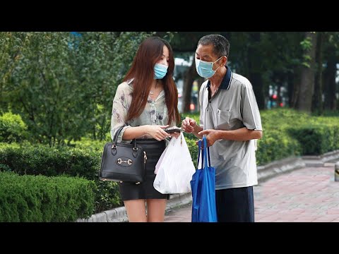 不識字老人向路人詢問用藥方式，有人畫起了簡筆畫