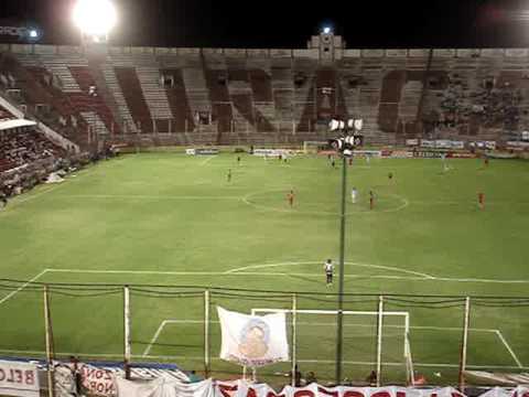 "Un sentimiento no se explica, no se deja" Barra: La Banda de la Quema &bull; Club: Huracán