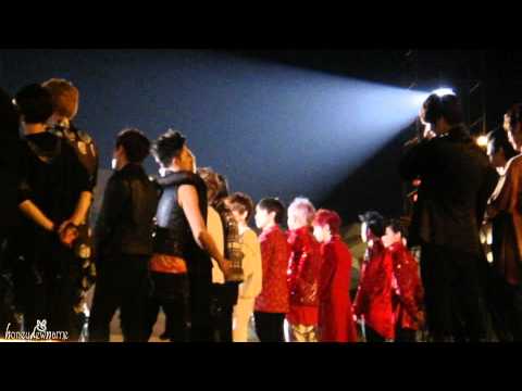 [Fancam] 130115 Golden Disk Awards ㅡ SuJu ending ment, group hug, MinWook butt grabbing!! 8D