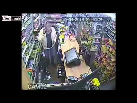 Commerçant combat un voleur brandissant une arme sur lui