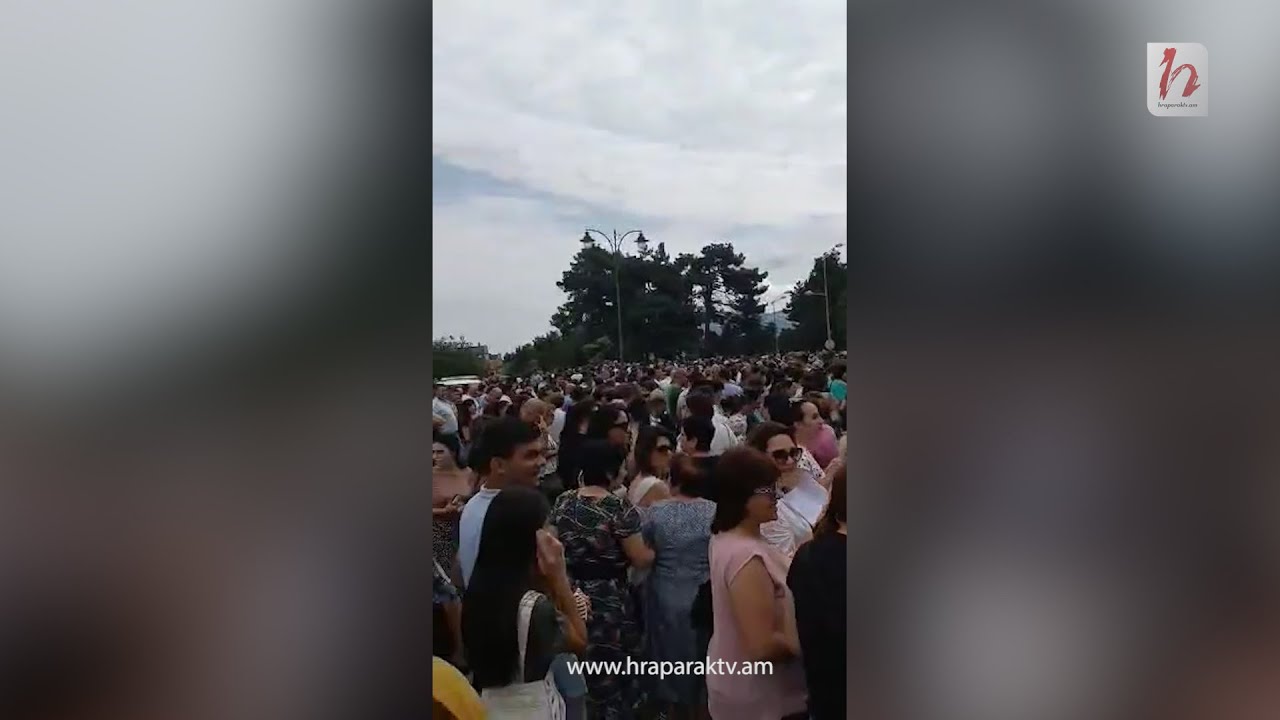 Այս պահին Արցախում մեկնարկում է երթ դեպի Կարմիր խաչի գրասենյակ