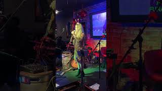 ラスベガス・大晦日のカラオケナイトに現れた可愛らしい白人女性。Japanese songを唄います☺️というのでアニソンかと思ったら、まさかの舟唄‼️😳😳紅白歌合戦をありがとう🙌🥹