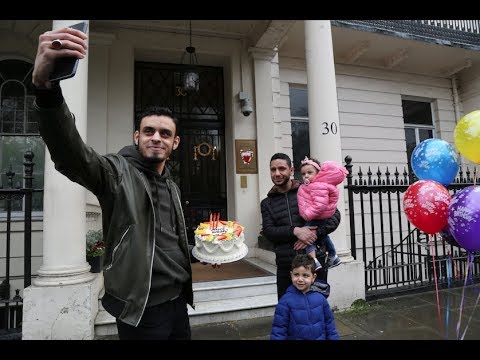 شاهد أبناء وأحفاد المعتقلة هاجر منصور يحتفلون بعيد ميلادها خارج سفارة البحرين في لندن