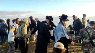 לאחר השחתת המזבח: עשרות הגיעו לתפילת ותיקין בהר עיבל (חדשות הקול היהודי) - התמונה מוצגת ישירות מתוך אתר האינטרנט יוטיוב. זכויות היוצרים בתמונה שייכות ליוצרה. קישור קרדיט למקור התוכן נמצא בתוך דף הסרטון לאחר השחתת המזבח: עשרות הגיעו לתפילת ותיקין בהר עיבל (חדשות הקול היהודי) - התמונה מוצגת ישירות מתוך אתר האינטרנט יוטיוב. זכויות היוצרים בתמונה שייכות ליוצרה. קישור קרדיט למקור התוכן נמצא בתוך דף הסרטון