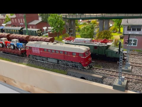 TV Burgstein: V 200 026 der Deutschen Reichsbahn mit Traktorenzug Fortschritt aus Schönebeck.