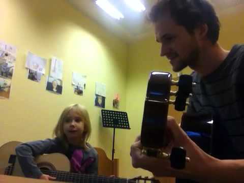 Marlies Gitarrenstunde bei Mietze Derler