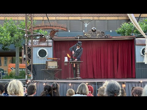 W. Kaiser: VARIÉTÉ PAVÉ - Fun on the village square.