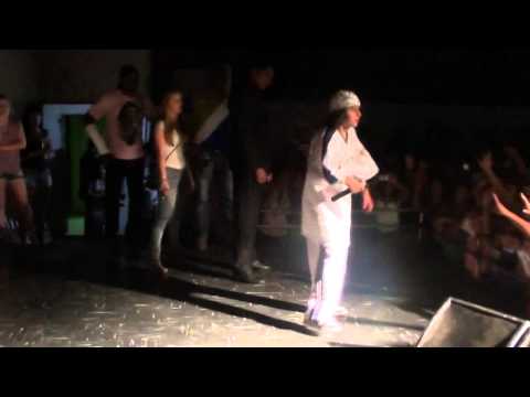 YURI BH NO FABRIC HALL- SETE LAGOAS -FÃ INVADE O PALCO - DIA 10/09/2011