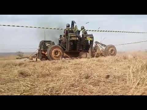 Tiro de Canhão automático AAE 40mm Bofors Exército Brasileiro