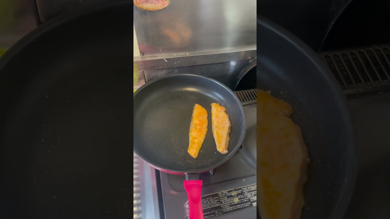 making salmon. #salmon #fish #lunch #making #make #cooking #sushi #youtubeshorts #youtube