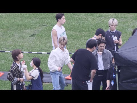 220814 Stray Kids(스트레이 키즈) 메이크업 받는중 @허리운동하는 리노 4K Cam (SEOUL E-PRIX)