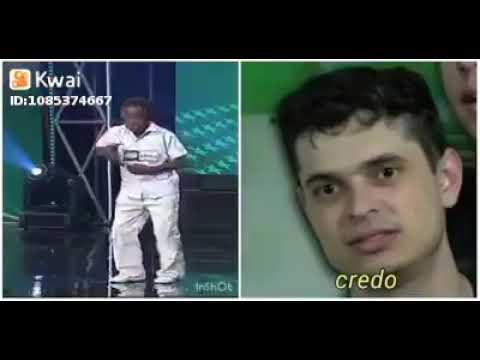 Eu dançando sozinho em casa