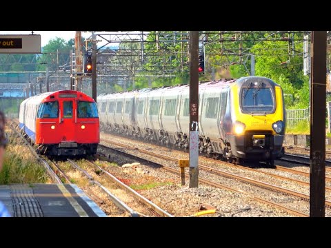 Trains at South Kenton - 16/06/23