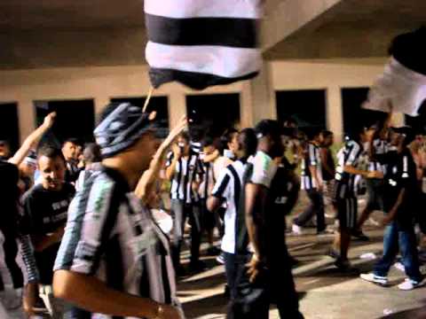 "Loucos Pelo Botafogo-Eu sou um louco/Contigo eu quero estar" Barra: Loucos pelo Botafogo &bull; Club: Botafogo