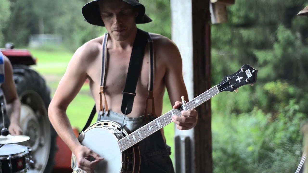 The Greatest Video You’ll Watch Today: “Thunderstruck” by Steve’N’Seagulls