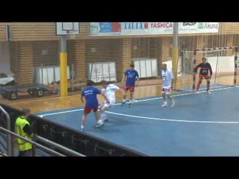 Menšíkova jedenáctka vs. Helas Brno - futsal k 30 letům HELASu... únor 2013 ... krátký střih