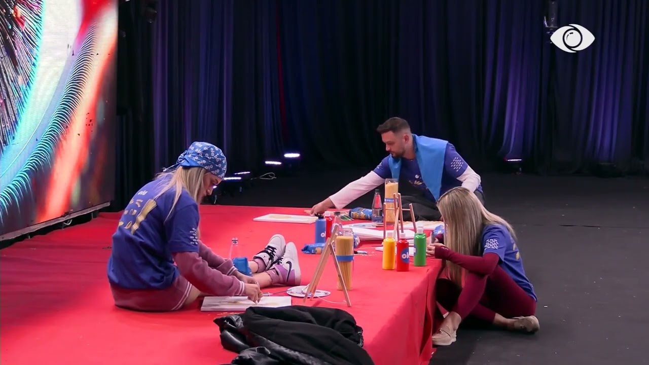 Selin përdor pastat Ola në pikturën e saj