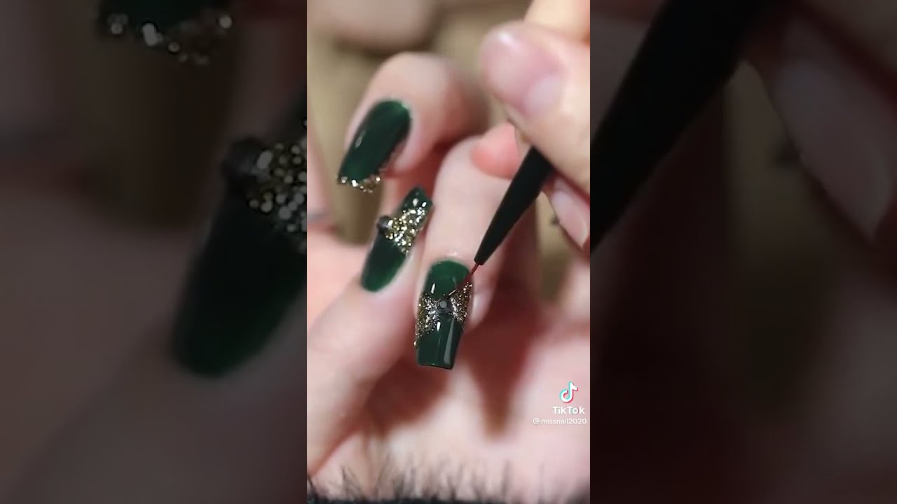 Nail art vert sapin et or très jolie