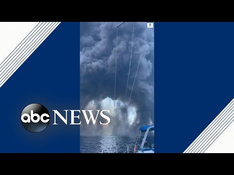 Boaters get up close to Stromboli volcano eruption | ABC News