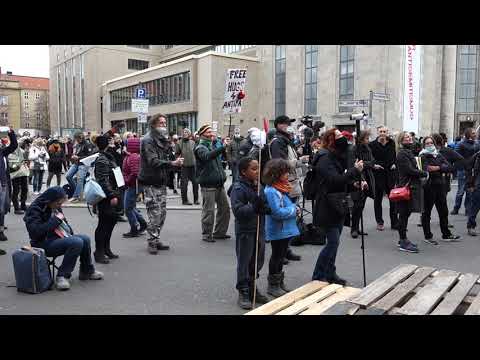 2021-03-28 / 04 - BERLIN - ROSA-LUXEMBURG-PLATZ - BÜHNE - DANIEL IGWE : "LIEBESLIED AN DIE ANTIFA"