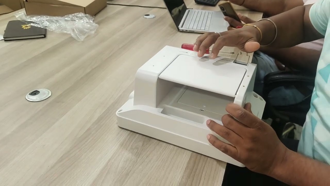 How to install a battery in a mindray patient monitor. Model UMEC 12. @mindray_india 