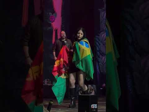 Yasmin Mendes cantando sucesso Eu Sei de Cor da Marília Mendonça