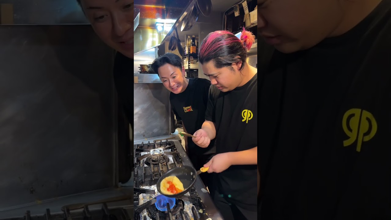 I put an egg yolk inside the omelet… then cracked it open. #omlet #cooking #food